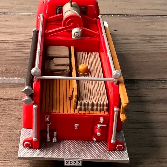 Hallmark 2022 NEW Christmas Ornament 1947 Chevrolet #20 in Fire Brigade Series - Picture 5 of 11